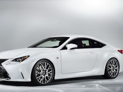 Estampa estilizada, con aires elegantes y deportivos, para el Lexus RC.