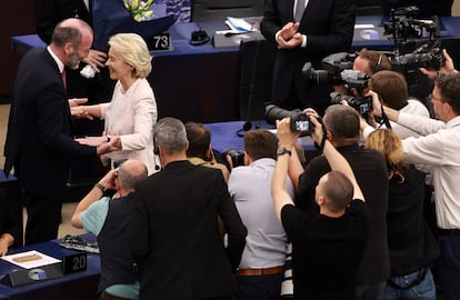 Manfred Weber, líder del PPE, saluda a Ursula von der Leyen tras ser reelegida como presidenta de la Comisión Europea, en Estrasburgo (Francia), el 18 de julio.