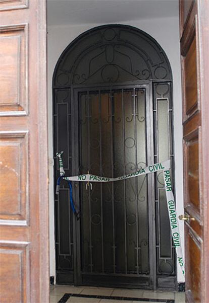 La puerta precintada por la policía del domicilio de Luis Carrasco, cuyo cadáver fue encontrado ayer por la mañana.
