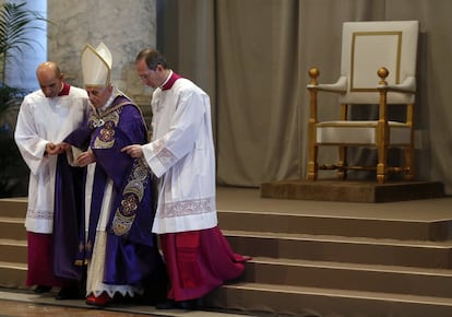 El papa Benedicto XVI es ayudado a bajar las escaleras en la celebración de la misa del Miércoles de Ceniza en el Vaticano, el 13 de febrero de 2013, su último acto litúrgico antes de su renuncia. Sin avisar, en latín, dos días antes, en una reunión en la que iba a informar sobre varias canonizaciones, anunciaba su adiós al papado. "Para gobernar la barca de San Pedro y anunciar el Evangelio es necesario el vigor tanto del cuerpo como del espíritu, vigor que en los últimos meses ha disminuido en mí de tal forma que he de reconocer mi incapacidad para ejercer bien el ministerio que me fue encomendado”.