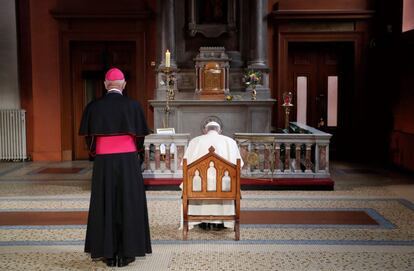 El pontífice reza en la Procatedral de Santa María, el 25 de agosto de 2018, en Dublín. 