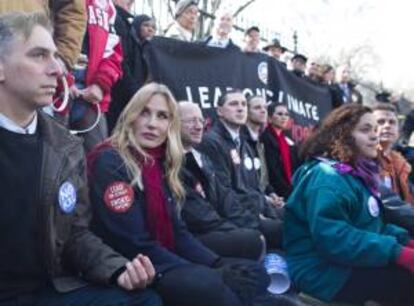 La actriz estadounidense Daryl Hannah (2ª izq) participa junto a otros activistas de los grupos ecologistas Sierra Club, 350.org y Committed Citizens en una protesta delante de la Casa Blanca en contra de la construcción del oleoducto Keystone XL el 13 de febrero de 2013 en Washington DC (Estados Unidos).