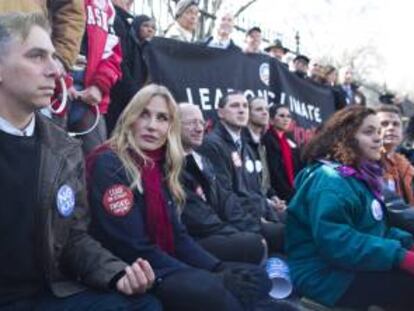 La actriz estadounidense Daryl Hannah (2ª izq) participa junto a otros activistas de los grupos ecologistas Sierra Club, 350.org y Committed Citizens en una protesta delante de la Casa Blanca en contra de la construcción del oleoducto Keystone XL el 13 de febrero de 2013 en Washington DC (Estados Unidos).