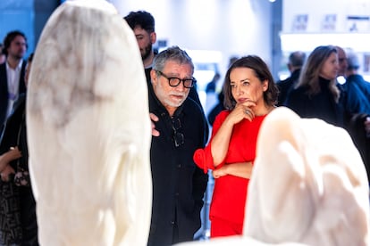 La directora de EL PAÍS, Pepa Bueno, charla con el artista protagonista del stand del diario en Arco. 