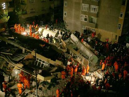 Derrumbe de un edificio en Estambul