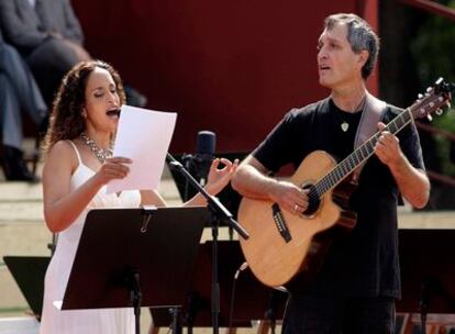 La cantante israelí Noa acompañada por el guitarrista Gil Dor durante su actuación en el acto institucional de la Diada en el parque de la Ciutadela de Barcelona.