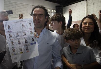 'Fico' Gutiérrez, candidato a la Alcaldía de Medellín, acude a su centro de votación acompañado de su familia, este domingo por la mañana.