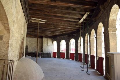 Lonja de los Canónigos de la Catedral de València con las vigas deterioradas.