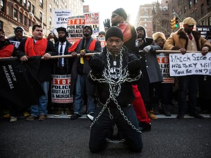 Un honbre en cadenas durante la protesta en Nueva York. 