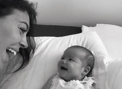 Georgina Rodríguez junto a Eva, una de las mellizas que en junio llegó a la vida de Cristiano Ronaldo por gestación subrogada.