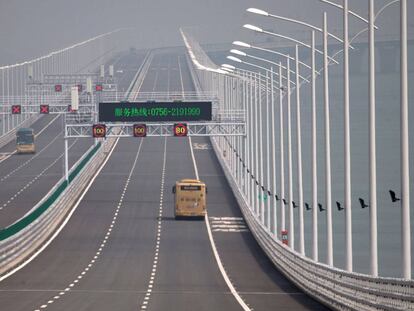 Vista de la carretera del puente Hong Kong Zhuhai-Macao, en Hong Kong (China),
