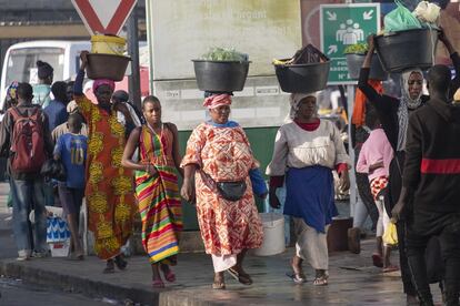 "Si el barrio ha mejorado mucho en los últimos años, es sobre todo gracias al esfuerzo de las mujeres”, asegura Wali Diop, trabajador del centro social del barrio de Diamaguène. 
