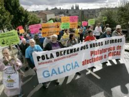 Grupos de ahorradores de diversos puntos de Galicia afectados por participaciones preferente y otros productos de riesgo. EFE/Archivo
