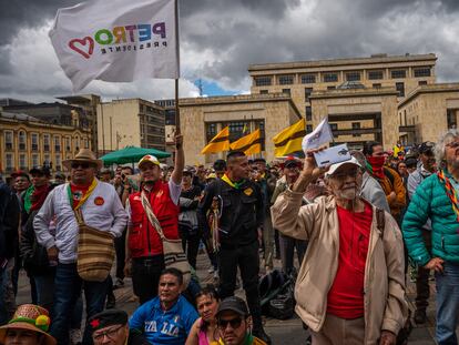 Cientos de personas ven un discurso de Gustavo Petro, en Bogotá, Colombia, el 1 de mayo del 2023.