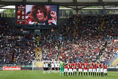 Milán no fue el único escenario futbolístico que recordó a Simoncelli el pasado domingo, horas después de que falleciese el piloto. En el Olímpico de Roma, su imagen tomó los videomarcadores del estadio y jugadores e hinchada guardaron un emotivo minuto de silencio.