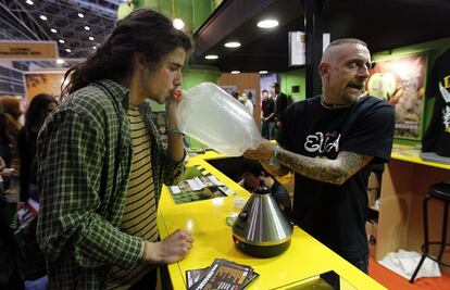 La feria GrowMed, el mayor certamen sobre cannabis terapéutico en España, promociona el autocultivo responsable del cáñamo y los usos medicinales de esta planta, y reclama una legislación. En la foto, un joven inhala de un vaporizador de marihuana.