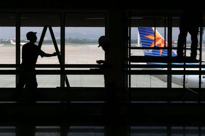 Obreros trabajan en el aeropuerto de Río de Janeiro