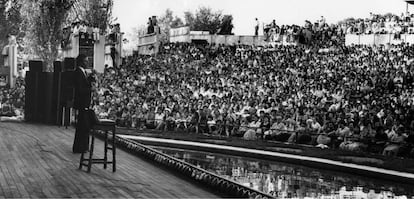 Durante aquellos primeros años el parque de Madrid —ya existían en Barcelona o en San Sebastián— tenía un punto folclórico y popular. A pesar de que había norias y montañas rusas, se vivía un ambiente de feria que era muy del gusto del público de entonces. Se celebraban fiestas del vino, del queso y el jamón, o la exitosa fiesta de la cerveza, según contó Besas. E incluso conciertos, como este de la imagen, de Julio Iglesias.