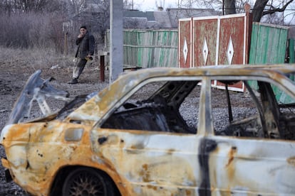 Un hombre observaba este domingo un coche destrozado por la artillería en la localidad de Tamarchuk (provincia de Donetsk), situada en la línea del frente.