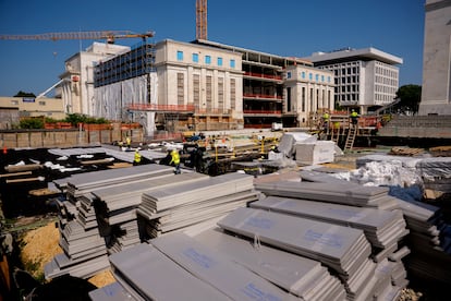 Vista de las obras en el edificio Marriner S. Eccles, sede de la Reserva Federal, este jueves, en Washington.