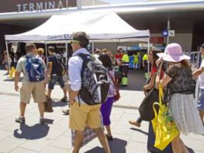 Numerosos turistas recién llegados a la Ciudad Condal. EFE/Archivo