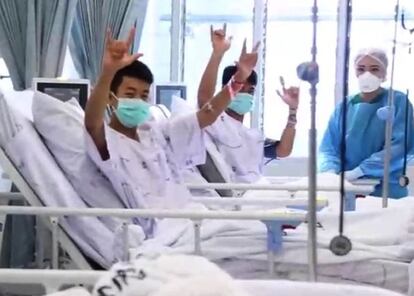 Duas das crianças resgatadas posam para uma fotografia no hospital, em Chiang Rai (Tailândia), nesta quarta-feira, 11 de julho de 2018.