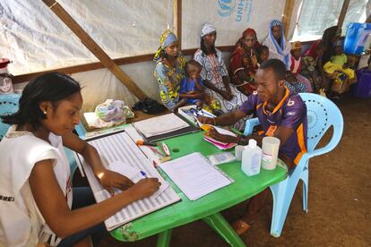Una de las consultas médicas en el centro de atención sanitaria de Gbiti. Ante la reticencia de algunos habitantes de acudir a consulta, parte del personal de este hospital recorre las aldeas en busca de personas con síntomas de malaria.