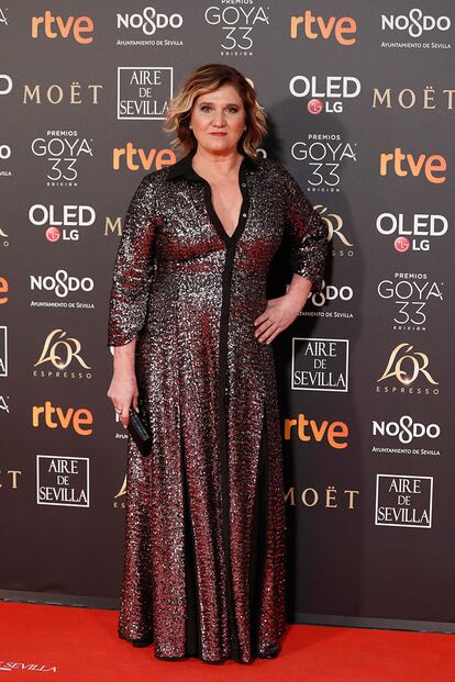 Ana Wagener, nominada a mejor actriz de reparto por El Reino, con vestido y zapatos de Cuplé, joyas Bárcena y bolso Jimmy Choo.