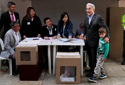 El expresidente colombiano Álvaro Uribe vota en las elecciones legislativas.