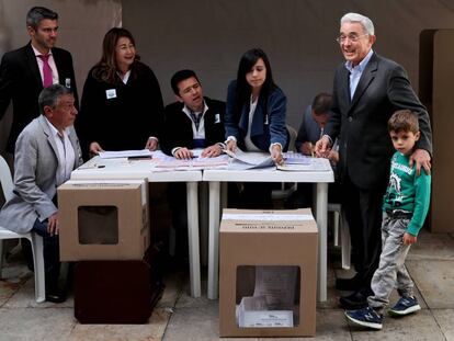 El expresidente colombiano &Aacute;lvaro Uribe vota en las elecciones legislativas. 