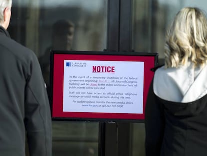 Un mensaje anuncia el cierre, este s&aacute;bado, de la Biblioteca del Congreso, en Washington