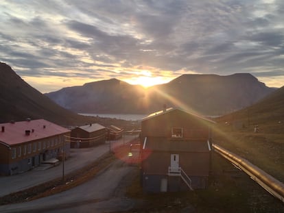 Longyearbyen, situada en el paralelo 78° norte, es el pueblo más al norte del mundo.