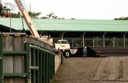 Trabajador de Petroamazonas operando en el campamento de la empresa en el bloque 43 (ITT).