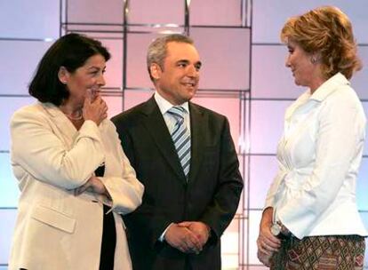Inés Sabanés, de IU; Rafael Simancas, del PSOE, y Esperanza Aguirre, del PP, conversan antes del debate.