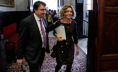 el portavoz parlamentario del PNV, Aitor Esteban, con la la diputada del PSOE, Meritxell Batet.
