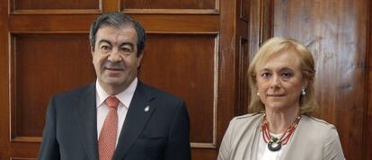 Los candidatos de Foro y PP a la Presidencia de Asturias, Francisco Álvarez-Cascos y Mercedes Fernández, esta mañana.