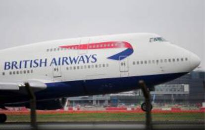 Un avión de la aerolínea British Airways aterriza en el aeropuerto de Heathrow en Londres, Reino Unido. EFE/Archivo