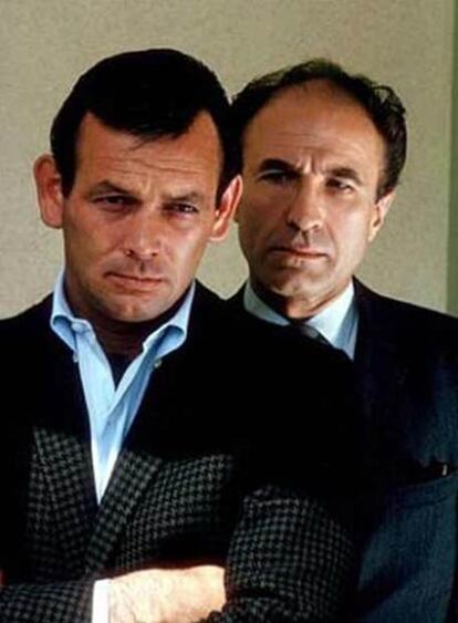 Barry Morse, detrás de David Janssen, Richard Kimble en <i>El fugitivo.</i>