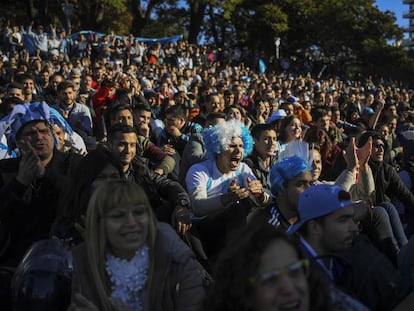 Miles de argentinos ven el partido de su selección contra Croacia en una pantalla gigante colocada por el ayuntamiento en la Plaza San Martín, en Buenos Aires.