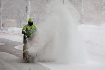 Un hombre usa un soplador de nieve para limpiar las calles de Boston, Massachusetts.