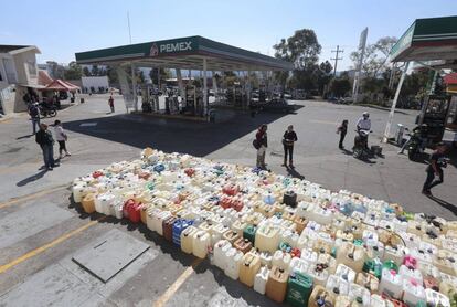 Cientos de bidones esperan una carga de gasolina en Morelia.
