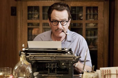 "Hay un valor agregado en la escritura manuscrita sobre las páginas de un libro que lo distingue de todos los demás ejemplares, lo hace único". En la imagen, Bryan Cranston en la película 'Trumbo' (2015).