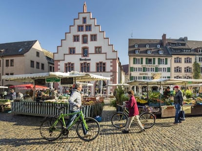 Mercado semanal en la Münsterplatz (plaza de la catedral) de Friburgo, en Alemania. 