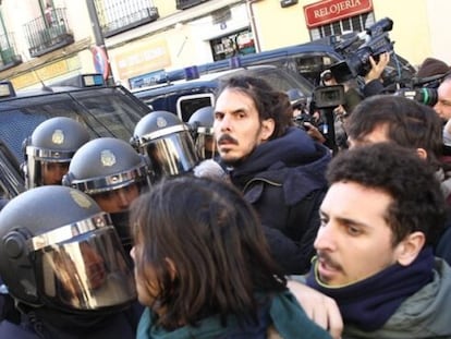 El exdiputado de Unidas Podemos, Alberto Rodríguez, en un desalojo en Lavapiés (Madrid) en 2019.