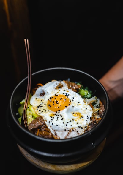 Plato de 'bibimbap' (un arroz acompañado de vegetales y carne). Imagen proporcionada por el restaurante Kim Korean Food.