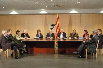 Montilla y Maragall, ayer, con los consejeros socialistas del Gobierno en un hotel de Barcelona.