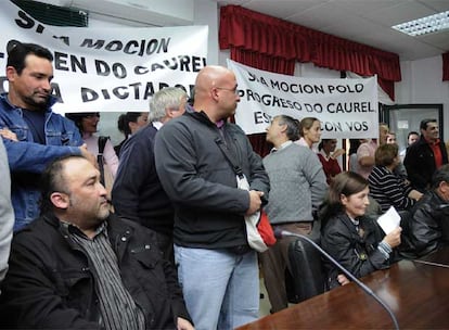 El concejal trnfuga del PSdeG, Manuel Bouza, sentado a la izquierda de la imagen, ayer en el pleno de Folgoso de Courel.