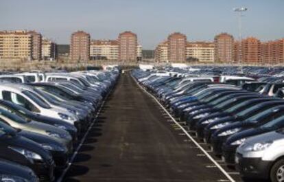 Coches en una f&aacute;brica de Madrid.