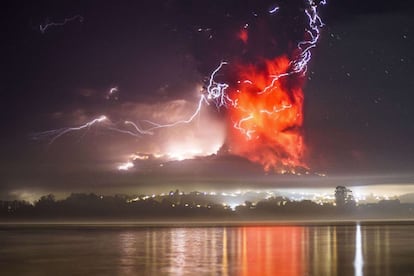 Vista de la columna de ceniza y lava desde Puerto Varas, Chile.