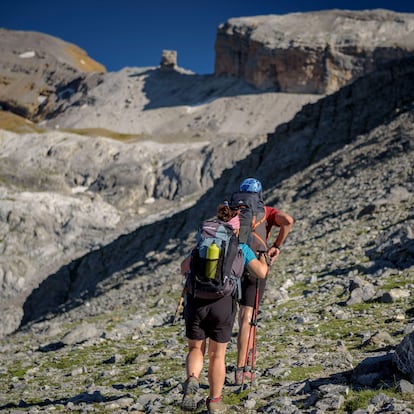 Dos senderistas en el parque nacional de Ordesa y Monte Perdido, entre el refugio de Goriz y la Breche de Roland.